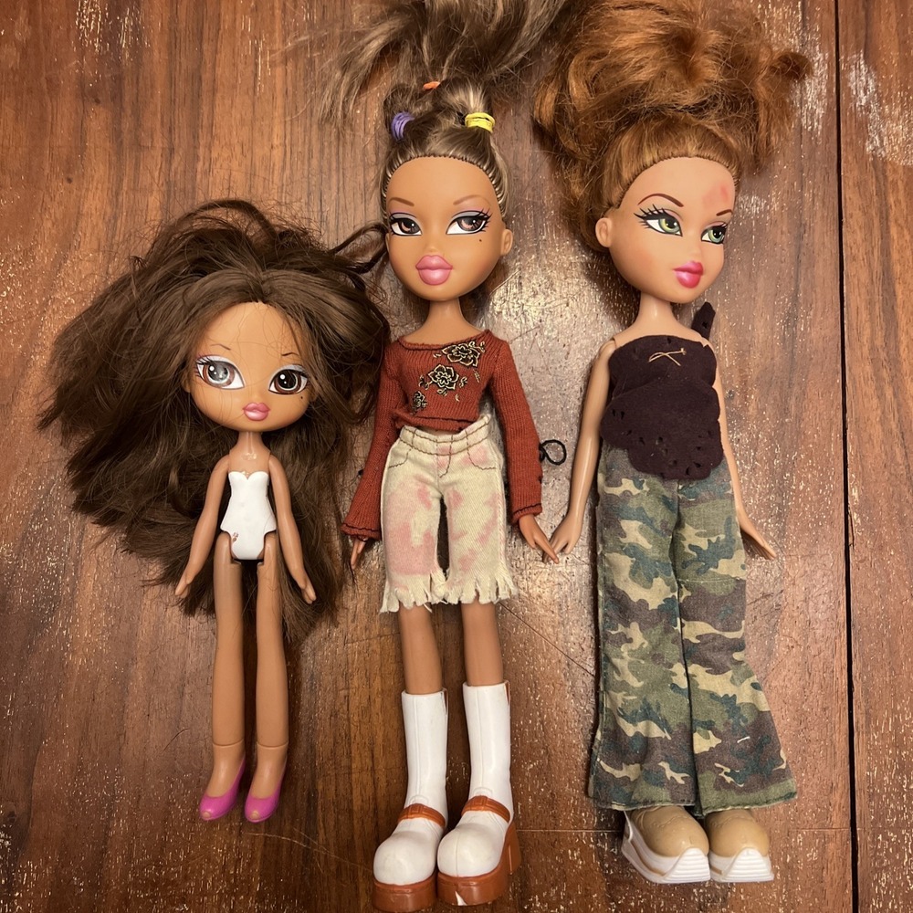 Vintage Y2K  Lot Of 3 Bratz Dolls Yasmin? Chloe? W/ Clothing Shoes Boots Dress